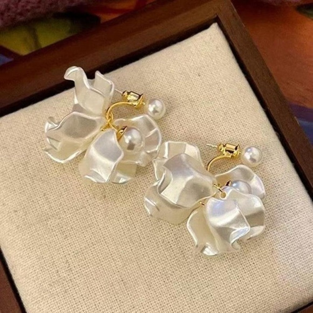 Elegant Pearl Flower Petal Drop Earrings – Sculptural Dangle Design, White Gold